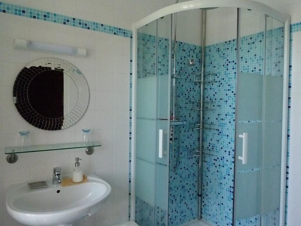 B&B L'Atelier Du Presbytere Saint-Maugan Rom bilde